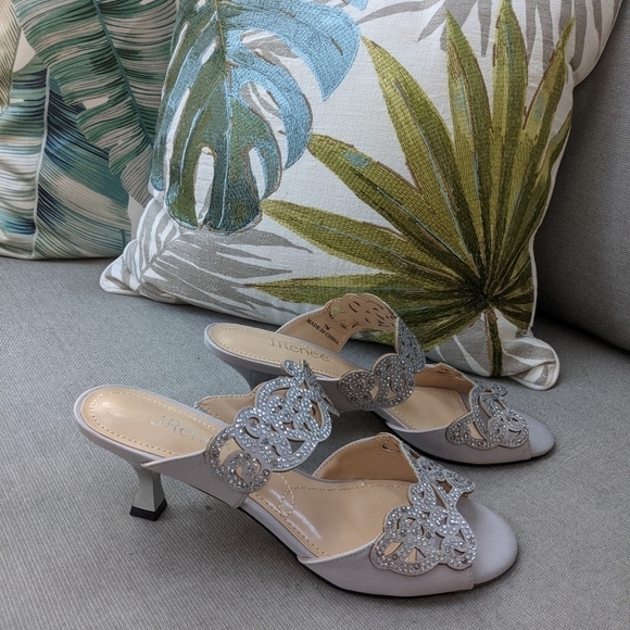 J. Renee Francie Silver Low Heel Sandals 7 New - Picture 3 of 5